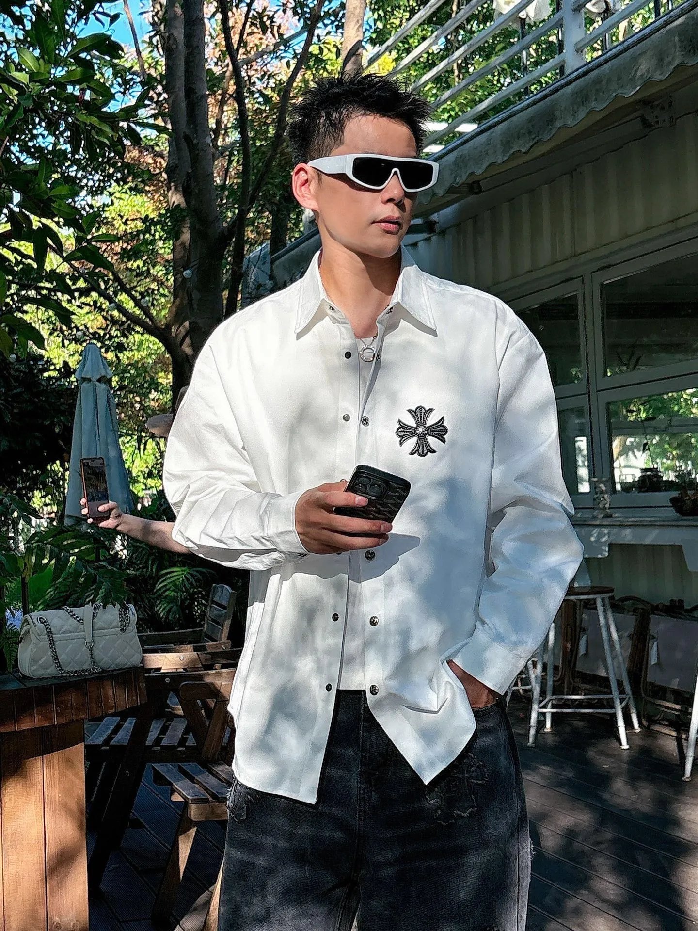 Pants P 520💰 Top P 500💰Chrome Hearts Leather Cross Leather Embroidery Shirt Jacket! OS version can be worn by both men and women! The fabric is made of twill gauze cotton fabric! The texture is clear and smooth, not easy to wrinkle or fade! The embroidery process is complex and repetitive, and the requirements for the embroidery machine are very strict. The distance is always 45 centimeters! It won’t work if the spacing is too big, and it won’t work if it’s too small! The hardware is all carved and cast. This piece of clothing consumes a lot of material. More than 3 meters of material is used for one piece of clothing! After the garment is made, it needs to be fixed at high temperature, washed at a water temperature of more than 70 degrees, and softened by adding softener to make the upper body softer and smoother!   Color: black white Size: m-3xl Style number: 5878